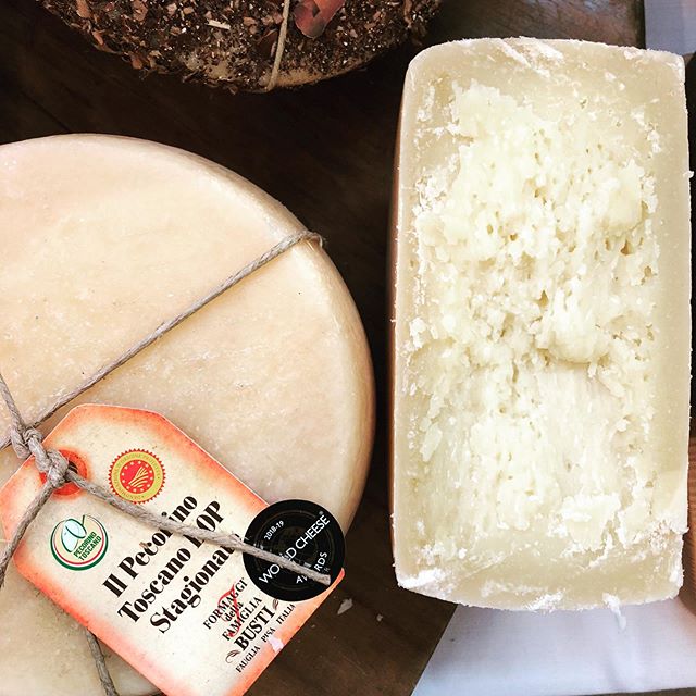 Faire vieillir le fromage Pecorino toscan dans une grotte